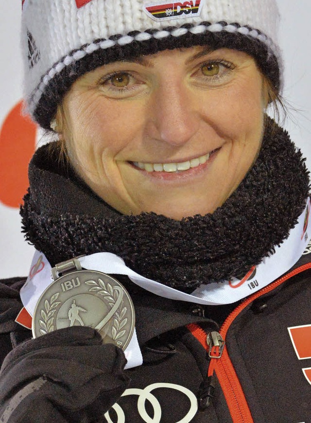 Andrea Henkel und ihre Silbermedaille  | Foto: dpa