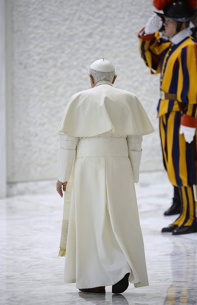 Benedikt verlsst die wchentliche Generalaudienz.    | Foto: AFP