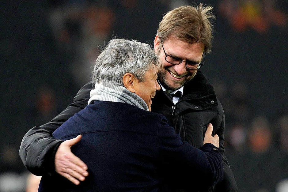 Dortmund-Trainer Jürgen Klopp begrüßt den Schachtjor-Trainer Mircea Lucescu in der Donbass-Arena (Foto: dpa) Dortmund-Trainer Jürgen Klopp begrüßt den Schachtjor-Trainer Mircea Lucescu in der Donbass-Arena (Foto: dpa)