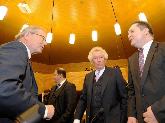 Stefan Mappus (rechts) und der Vorsitz...des Ausschusses Ulrich Mller (links).  | Foto: dapd