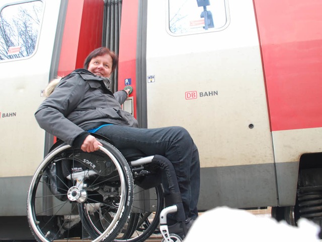 Mit dem Rollstuhl am IRE-Sprinter: Beate Kellermann ffnet die Tr...  | Foto: Ralf Staub