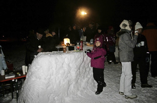 Zahlreiche kleine und groe Wembacher ...em Foto an der Schneebar verkstigen.   | Foto: Felix Held