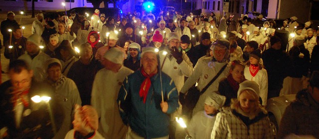 Eine groe Zahl von Narren marschierte...ingen bei den Hemdglunkiumzgen mit.    | Foto: Lauber