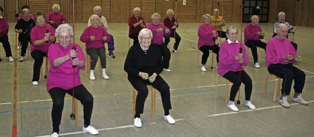 Seit 30 Jahren hlt sich die Senioren-...und um bungsleiterin Jutta Sekat fit.  | Foto: Karin Heiss