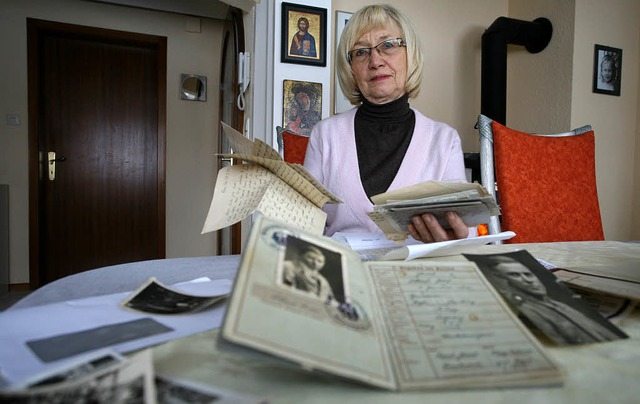 Gisela Kunz mit Feldpostbriefen, Solda...ss und Fotos ihres Vaters Alfred Haas.  | Foto: Foto/Repros: Bastian Henning