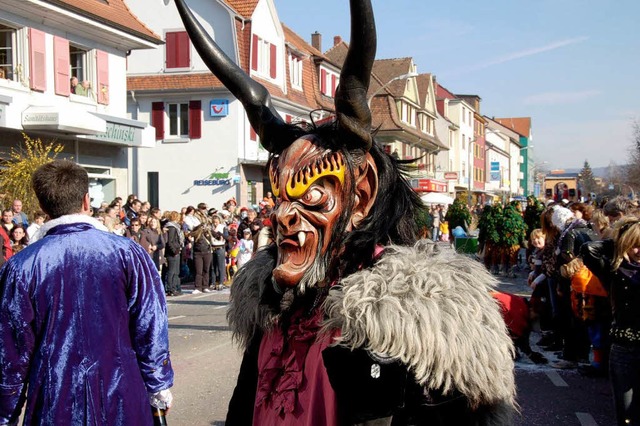 Zehntausende kommen zum groen Umzug d...Buurefasnacht&#8220; in Weil am Rhein.  | Foto: senf