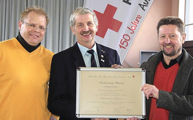 Bernhard Matzat und  Ludwig Hurst vom ...Hans-Peter Rei (von links) entgegen.   | Foto: Sandra Decoux-Kone