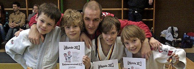 Die jungen Judoka mit ihrem Trainer Philipp Geimer   | Foto: privat