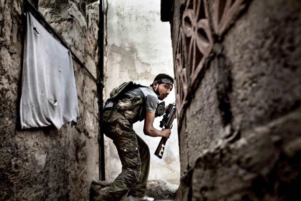 Fabio Bucciarelli belegt mit dem Foto eines syrischen Kmpfers den zweiten Platz in der Kategorie „Nachrichten-Spot“.