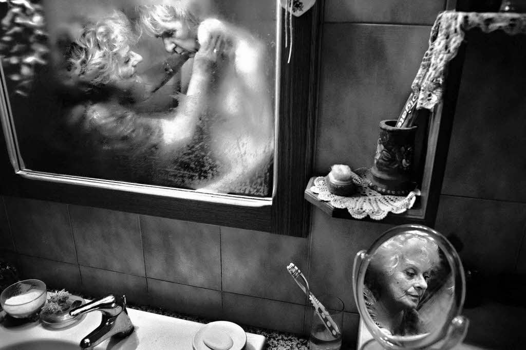 Eine Frau kmmert sich um ihren an Alzheimer leidenden Ehemann. Fotograf: Fausto Podavini, erster Platz „Alltagsgeschichten“