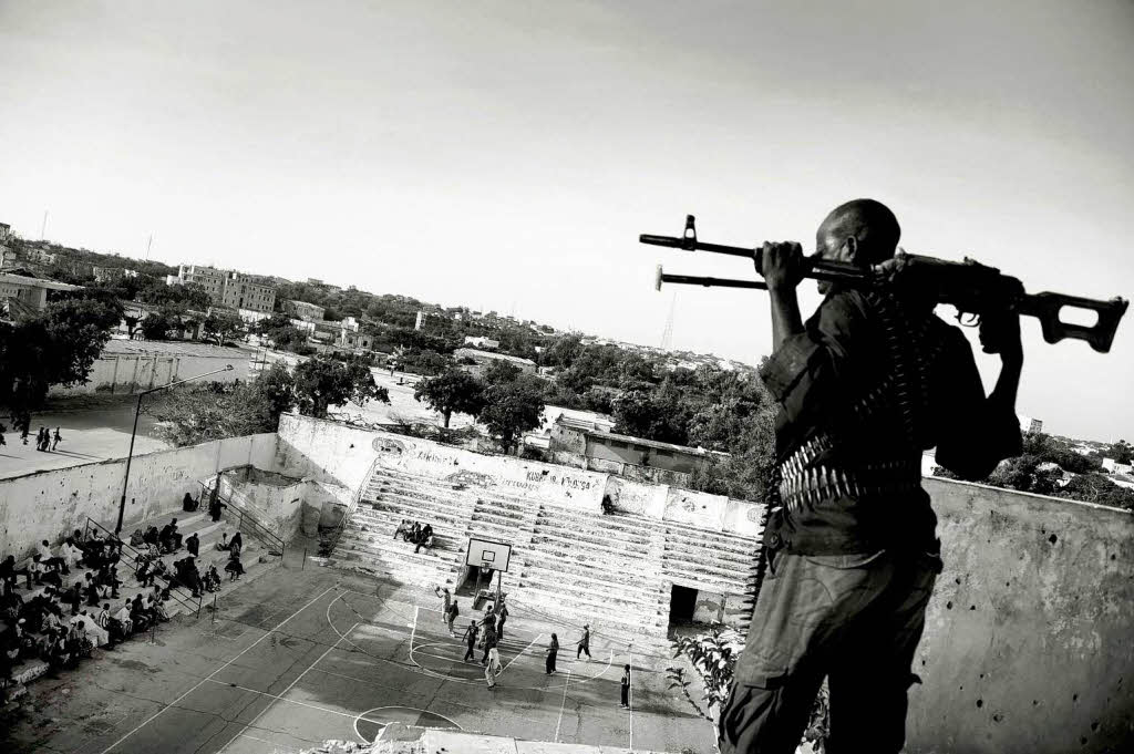 Bewaffnete berwachung eines Basketballturniers zum Schutz der Spieler in Somalia. Fotograf: Jan Grarup