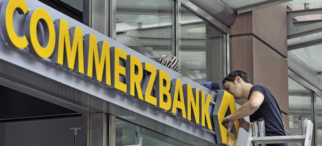 Die Commerzbank hat 2012 in ihren Filialen kaum etwas verdient.     | Foto: dpa