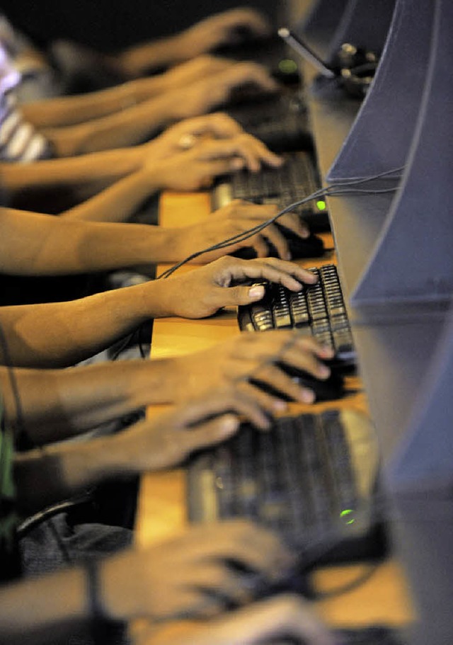 Computer und Internet haben die Art, w...mationen beschafft werden, verndert.   | Foto: AFP