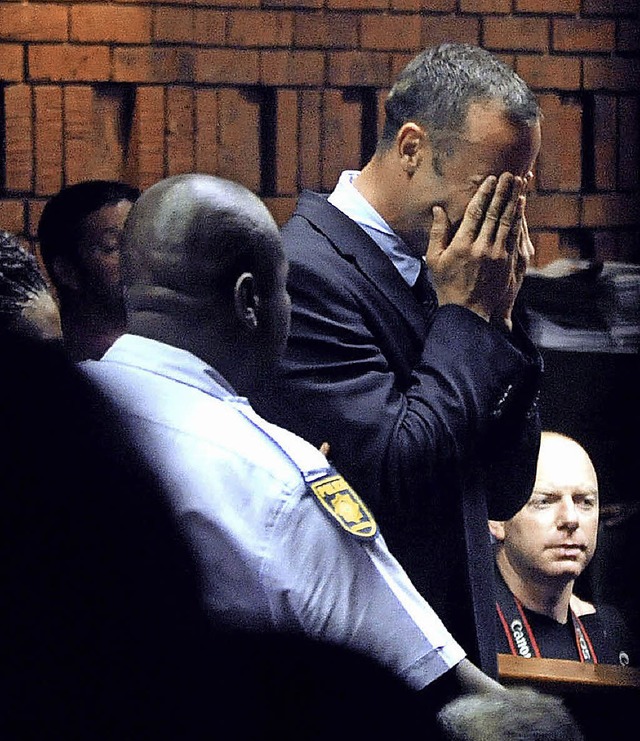 Oscar Pistorius vergrbt die Hnde im ...im Gerichtssaal in Pretoria verliest.   | Foto: afp