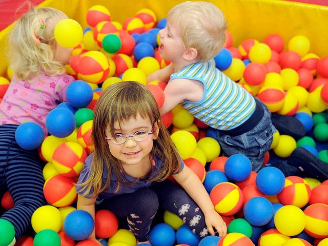 Kinder beim Spielen in der Kita &#8211...och vergeblich einen Betreuungsplatz.   | Foto: dpa