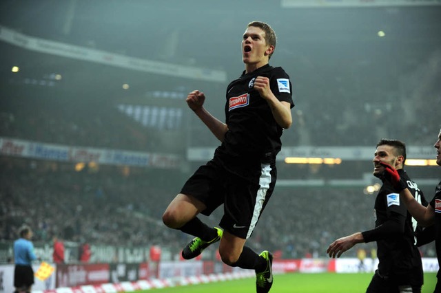 SC-Spieler Matthias Ginter bejubelt sein 3:2.  | Foto: Meinrad Schn