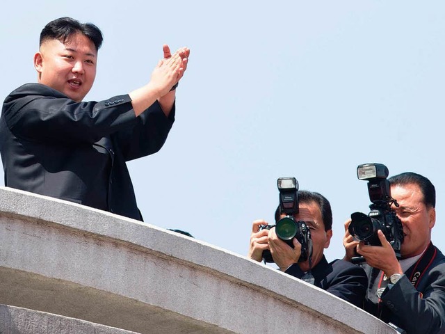 Kim Jong Un applaudiert bei einer Mili...1; und die Fotografen sind zur Stelle.  | Foto: AFP
