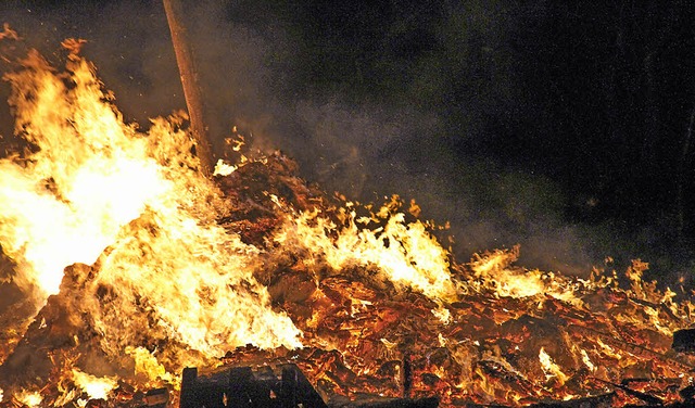 Bis gegen 22 Uhr waren die Flammen des...ter Stunde  noch viele Feriengste an  | Foto: Chris Seifried