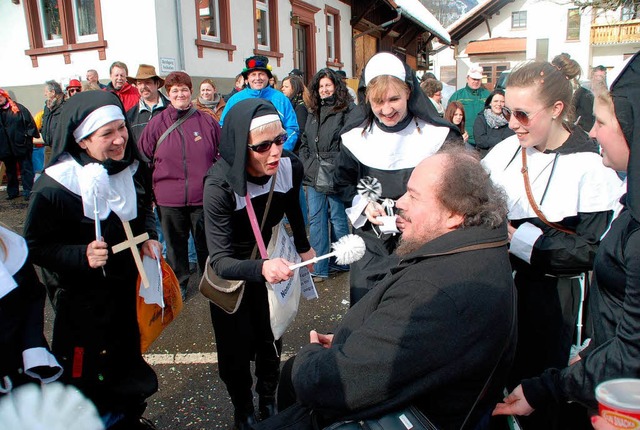 Pfarrer Rave nahmen die Nonnen vom Nonnenmattweiher in den Beichtstuhl  | Foto: Edgar Steinfelder