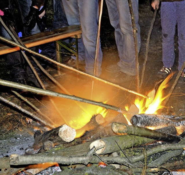 Zuerst werden die Scheiben erhitzt &#8... rechtes Foto entstand in Holzhausen.   | Foto: Julius Steckmeister