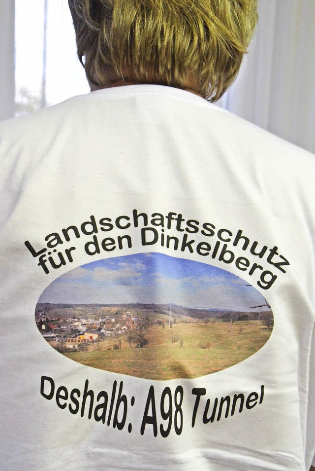 Auch mit T-Shirts werben die Mitgliede... fr eine berdeckelung der Autobahn.   | Foto: Archiv: Ingrid Bhm-Jacob