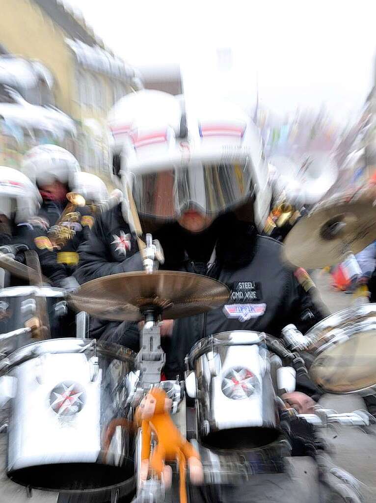 Die Strau-Schoeh-Schlurbi aus Heitersheim heizten dem Publikum ein. Die Strau-Schoeh-Schlurbi aus Heitersheim heizten dem Publikum ein.