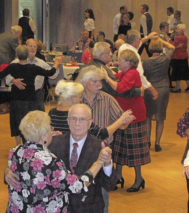 Mit seiner Musik bringt Enrico Meoni d...auf dem Seniorentanztee 2011 in Wehr.   | Foto: Gottstein