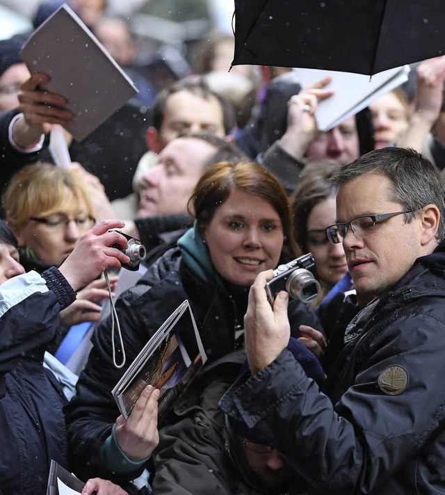 Jagderfolg: Foto- und Autogrammjger stellen Matt Damon  | Foto: DPA