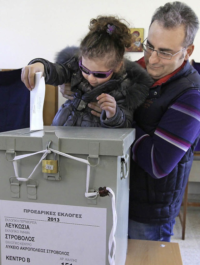 Zypern hat gewhlt: ein Mann mit seiner Tochter bei  der Stimmabgabe in Nikosia   | Foto: dpa