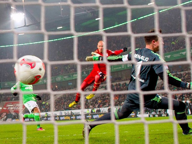 Wohin mit dem Adrenalinberschuss? Hin...8211; Arjen Robben trifft in Wolfsburg  | Foto: afp