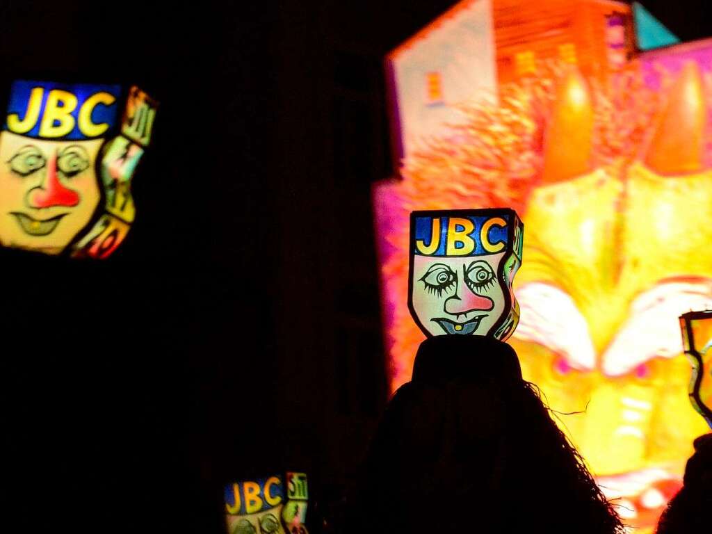 Kostmierte und maskierte Trommler und Pfeifenspieler, dazu riesige Laternen: Das ist der Basler Morgenstraich.