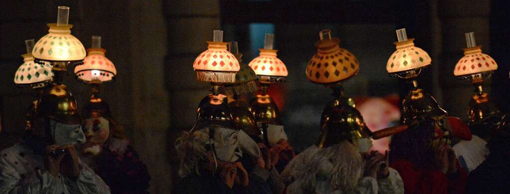 Kostmierte und maskierte Trommler und Pfeifenspieler, dazu riesige Laternen: Das ist der Basler Morgenstraich.