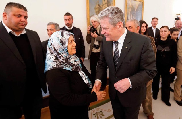 Bundesprsident Gauck mit Hinterbliebenen der Neonazi-Opfer.  | Foto: AFP