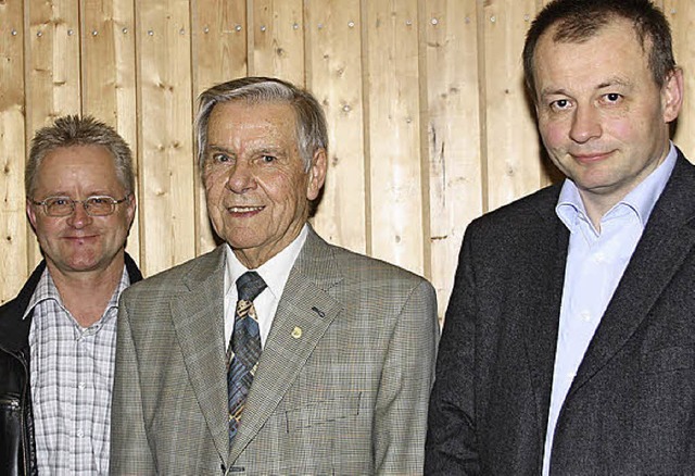 Prsident Georg Opitz (Mitte) erfhrt ...links) und Martin Schtzle Entlastung.  | Foto: Franz