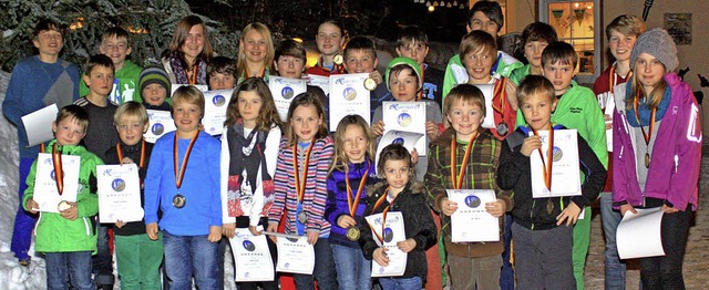 Die junge Skifahrerinnen und Skifahrer...sich ber ihre Urkunden und Medaillen.  | Foto: Dorothee Kuhlmann