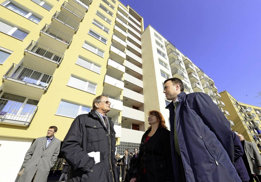 Nils Schmid Lobt Energetische Sanierung In Der Alban Stolz Strasse