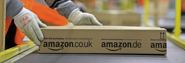 Die Pakete von Amazon kommen schnell, ...beitsbedingungen aber gibt es Kritik.   | Foto: dpa