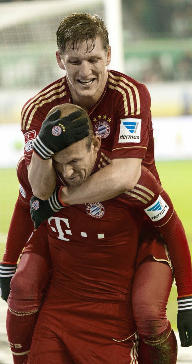 Der Mnchner Arjen Robben freut sich n...rg mit Bastian Schweinsteiger (oben).   | Foto: DPA