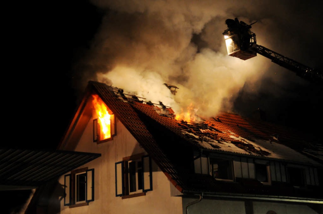 Die Feuerwehr Schuttertal bekämpfte den Dachstuhlbrand in Dörlinbach  | Foto: WOLFGANG KUENSTLE               