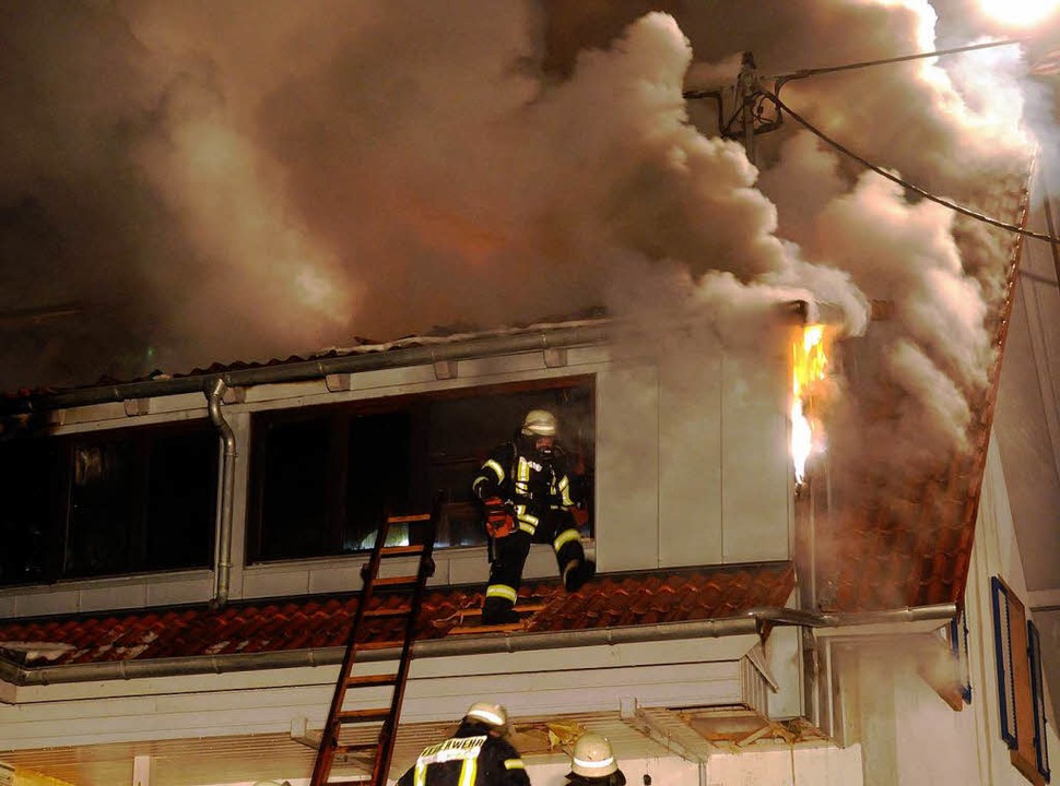 Die Feuerwehr Schuttertal bekämpfte den Dachstuhlbrand in Dörlinbach  | Foto: WOLFGANG KUENSTLE               