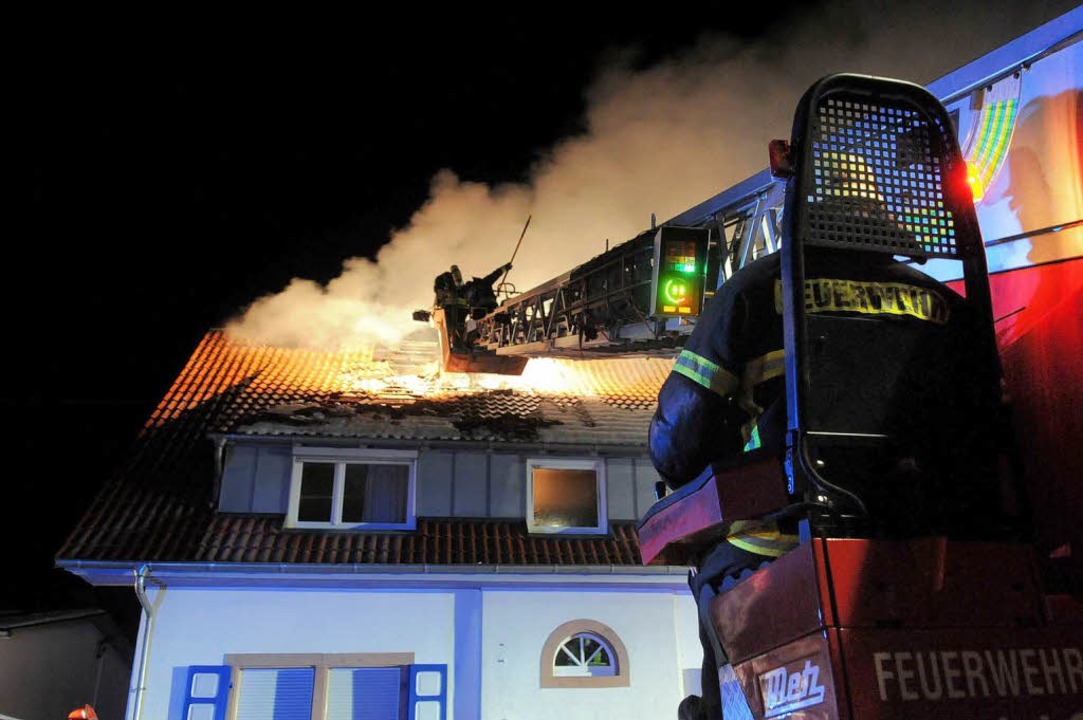 Die Feuerwehr Schuttertal bekmpfte den Dachstuhlbrand in Drlinbach  | Foto: WOLFGANG KUENSTLE               