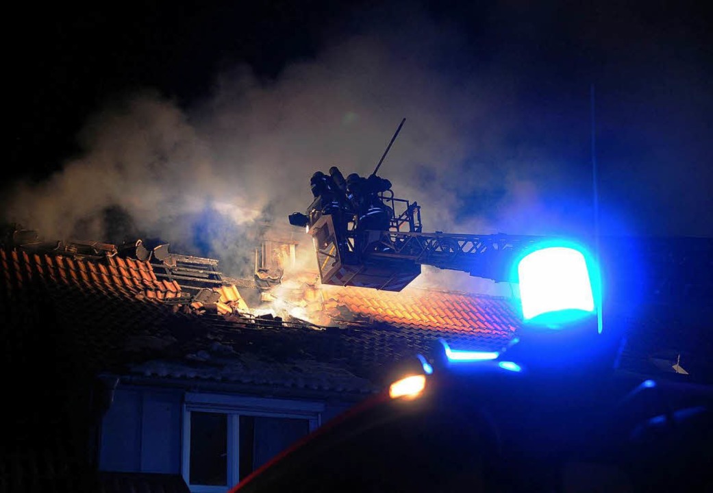 Die Feuerwehr Schuttertal bekämpfte den Dachstuhlbrand in Döhrlinbach  | Foto: WOLFGANG KUENSTLE               