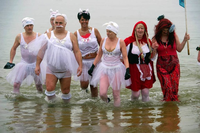 Bei einem Grad Wassertemperatur wagten...te Teilnehmer in die eiskalte Ostsee.   | Foto: dpa