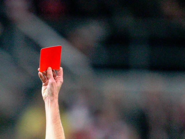 Eine Rote Karte hat einen Spieler ausrasten lassen.  | Foto: dpa