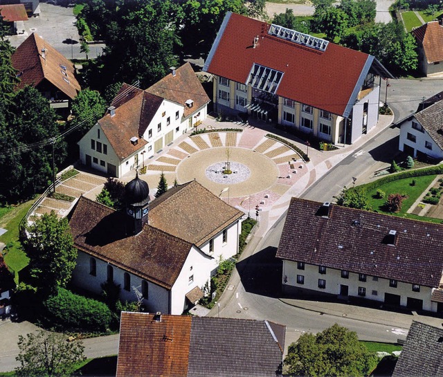 Rathaus und Kirche prgen bisher den O...nge zur Schlcht (links vom Rathaus) .  | Foto: Gemeinde