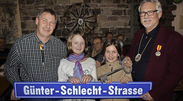 Ortsvorsteher Gnter Schlecht (rechts)...ka und Pia Schranz ein Straenschild.   | Foto: Schleer