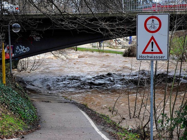 Bei Hochwasser   kann der Radweg schon mal im Wasser  enden.  | Foto: Thomas Kunz