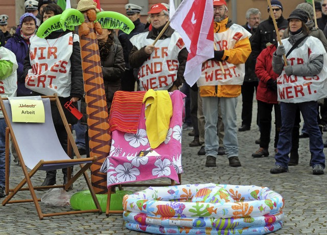 Gegen Krzungen ihres Urlaubs demonstrierten in Ulm Landesbedienstete.   | Foto: dpa
