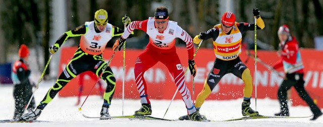 Auf dem  Weg zum Weltcupsieg: Manuel F...rechts) beim Staffelrennen in Sotschi.  | Foto: dpa
