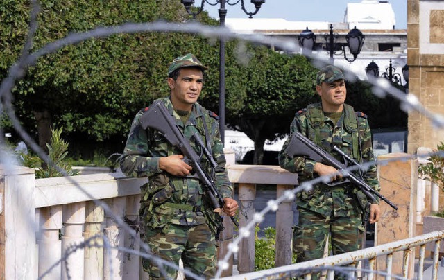 Soldaten bewachen den Regierungssitz in Tunis.   | Foto: AFP